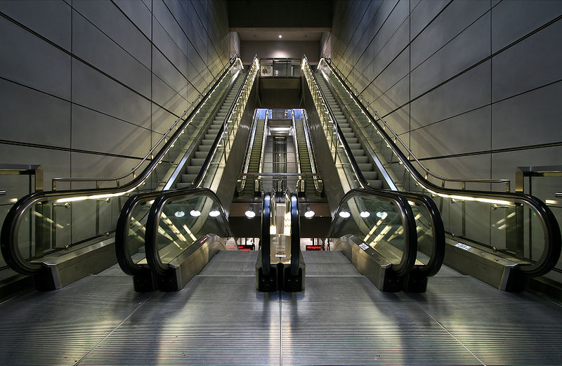 चित्र:Escalators.jpg