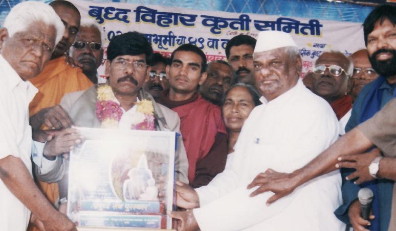 चित्र:Arun Kamble accepting the award with accolades, The Prabuddha Ratna.JPG