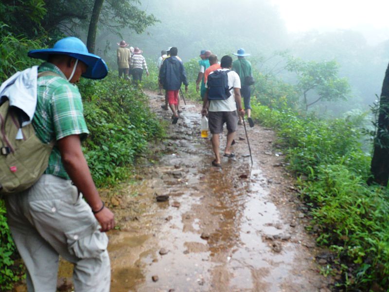 चित्र:Pilgrims on yatra.JPG