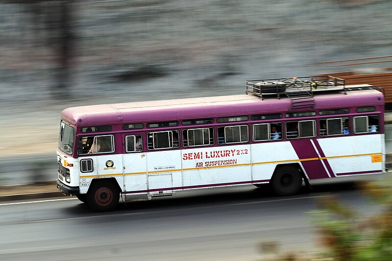 चित्र:MSRTC Semi Luxury.JPG