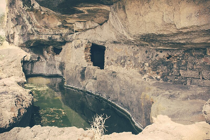 चित्र:Sarasgad-water source.jpg