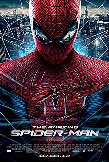 Spider-Man, tercedera, diselitupi dengan jaringan labah-labah berlatarkan Bandaraya New York dan sebagai pantulan pada topengnya. Teks di bawah mendedahkan judul, tarik tayangan, tapak rasmi filem, rating dan kredit pengeluaran.