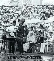 Tunku Abdul Rahman mengisytiharkan kemerdekaan Tanah Melayu pada 31 Ogos 1957