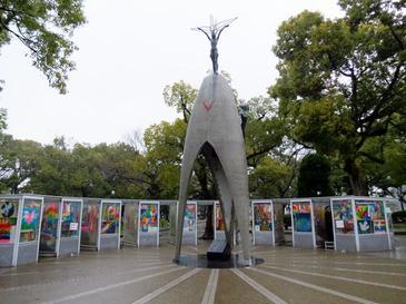 ဖိုင်:Children's Peace Monument, front right view.jpg