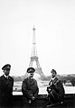 آدولف هیتلر این عکس دله ایفل برج پَلی اسّائه و دره پاریس ِشهر ره اِشنه. وه دستور هدا بی‌یه که پاریس ره بالون جه بمب نزنن چون اتا قدیمی شهر بی‌یه و وه نخاسته که پاریس قدیمی بنائون و تاریخی چی‌ئون خراب بَواشِن.