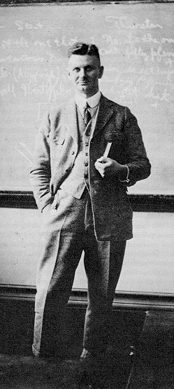 ਤਸਵੀਰ:Otto Plath in Front of a Blackboard in 1930.gif