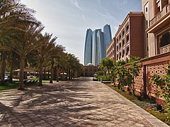 Hotel Emirates Palace na tle Etihad Towers