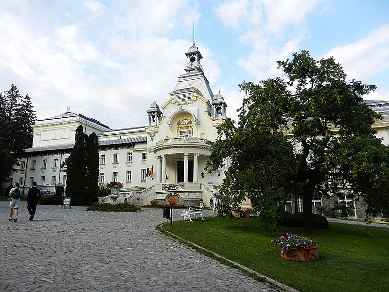 Plik:Sinaia Casino park, 2013.jpg