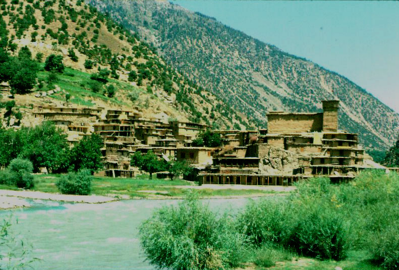 دوتنه:39nuristanvillage.jpg