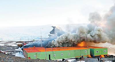 Ficheiro:Incêndio na Estação Antártica Comandante Ferraz.jpeg