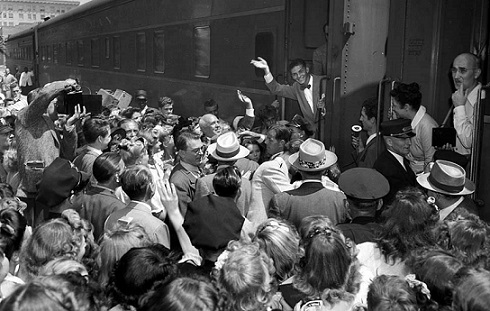 Ficheiro:Frank Sinatra, Pasadena Train Station.jpg