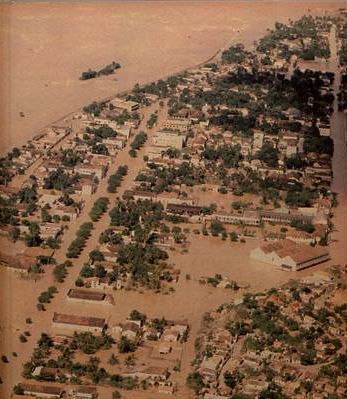 Ficheiro:Aimorés MG durante a enchente de 1979.jpg