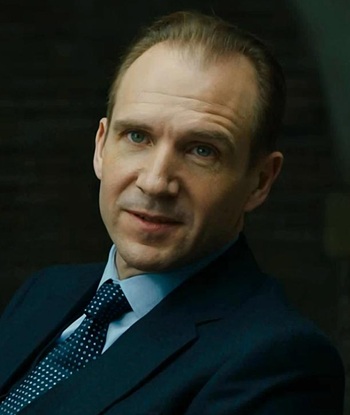 Ficheiro:RalphFiennes-M.jpg