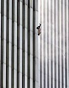 The Falling Man - um homem salta do World Trade Center para a morte, durante os ataques de 11 de setembro de 2001.