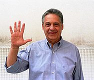 Fernando Henrique exibindo sua mão aberta, gesto-símbolo da campanha de 1994, foi anteriormente Senador da República, ex-ministro das Relações Exteriores e ex-Ministro da Fazenda.