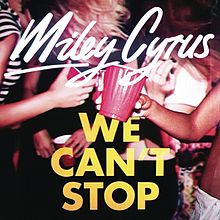 Duas pessoas estão segurando dois copos vermelhos, em um cenário aparentemente festivo, com outras sendo vistas ao fundo. As palavras "Miley Cyrus" está localizada na parte superior da foto, enquanto "We Can't Stop" é vista abaixo da imagem.