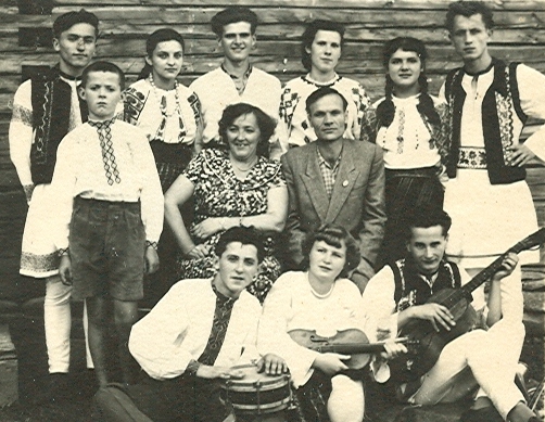 Fișier:Familia Sandru si formatia artistica din Nisipitu (1960).jpg