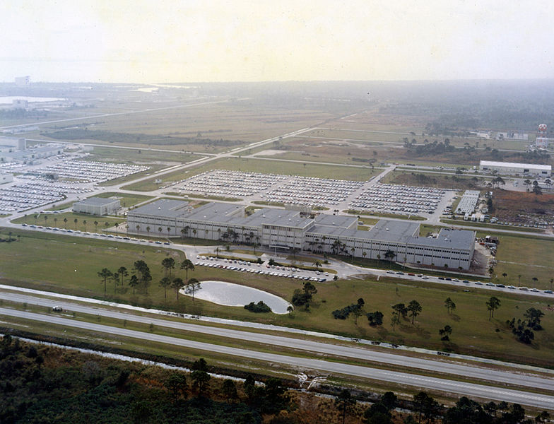 Fișier:Kennedy Space Center Headquarters.jpg