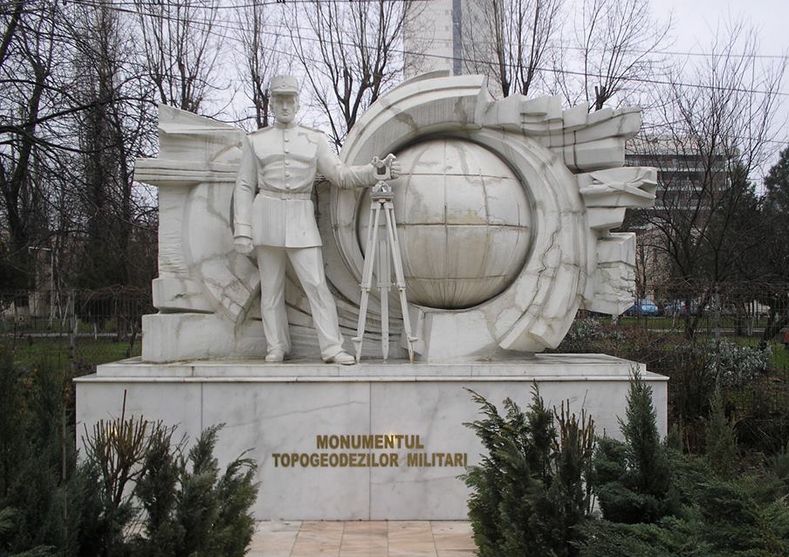 Fișier:Monumentul topogeodezilor militari.jpg