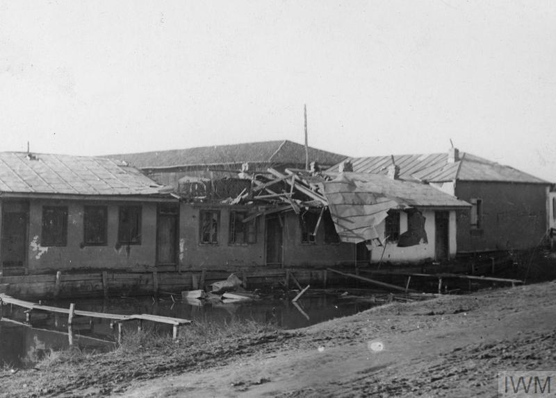Fișier:House hit by a shell in Galati, 1916.jpg