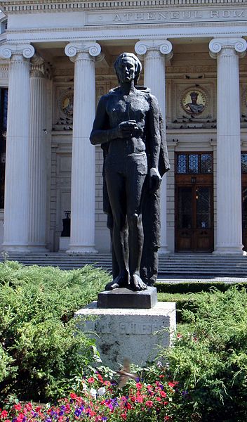Fișier:Mihai Eminescu, bronz, 1963, sculptor Gheorghe D. Anghel, Atheneul Român.jpg