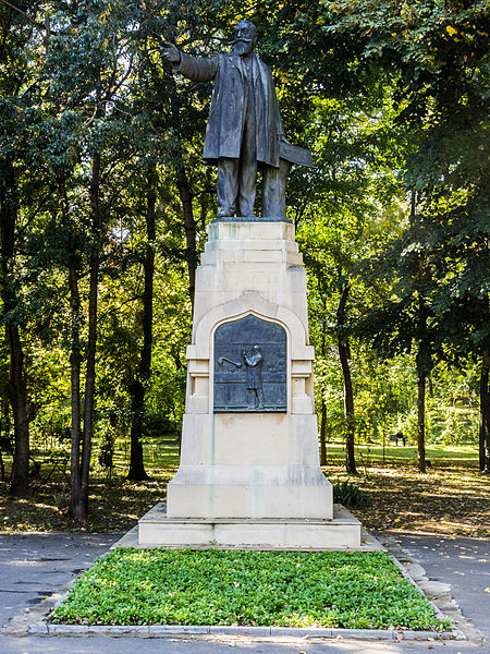 Fișier:Statuia lui Dr. C.I. Istrati - Sculptura de artistul Oscar Spath.JPG