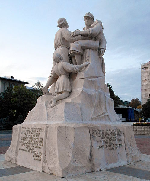 Fișier:Monumentul Unirii din Iasi - vdere laterala.JPG