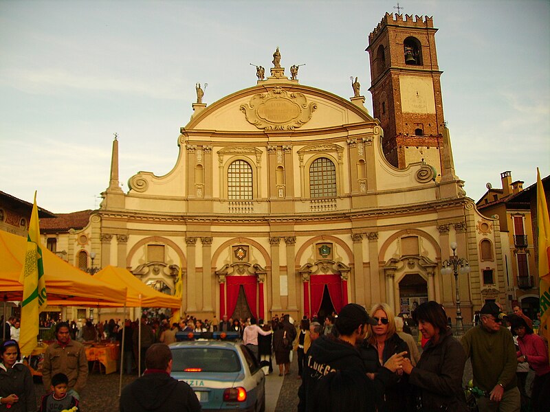 Fișier:Ducale Vigevano-Italia.JPG