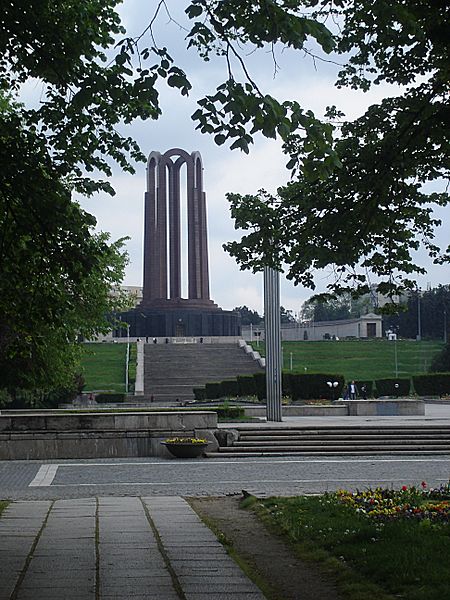 Fișier:MausoleulDinParculCarol-Bucuresti-2009.04.25.jpg