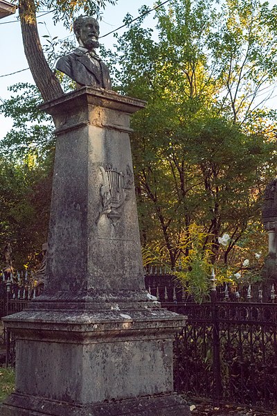 Fișier:C d aricescu monument funerar campulung-2569.jpg