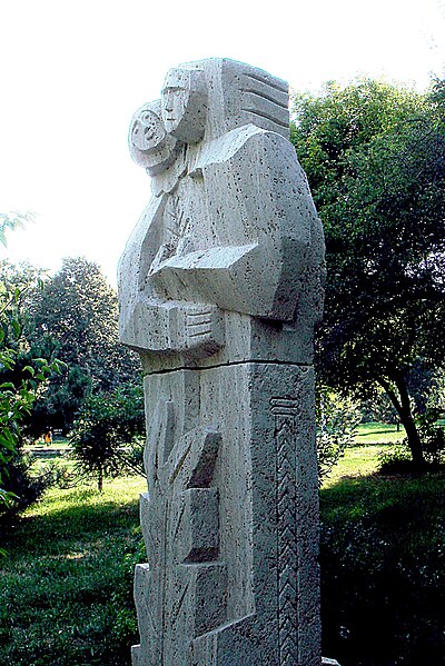 Fișier:Parcul Floreasca - statuie de piatra (mama si copilul).jpg