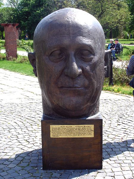 Fișier:Monumentul parintilor UE-06-Walter Hallstein.jpg