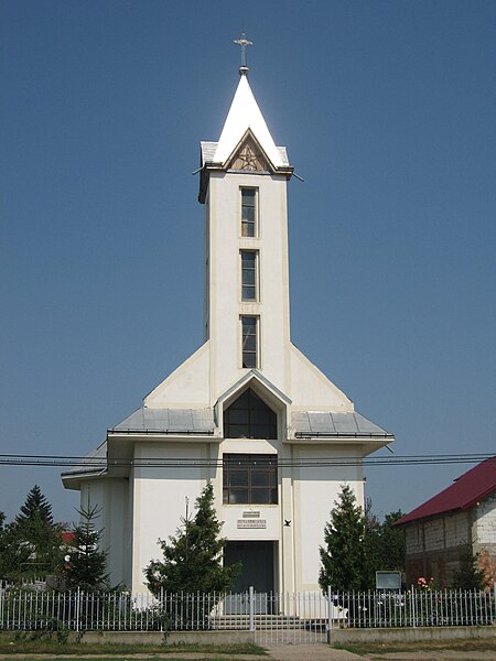 Fișier:Biserica romano-catolica din Podu Iloaiei7.jpg