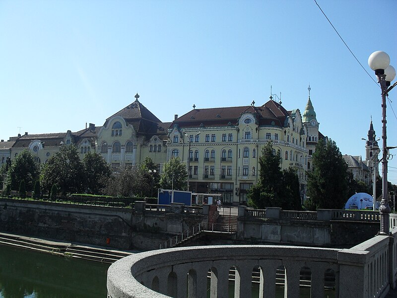 Fișier:Palatul Vulturul Negru, Oradea.JPG