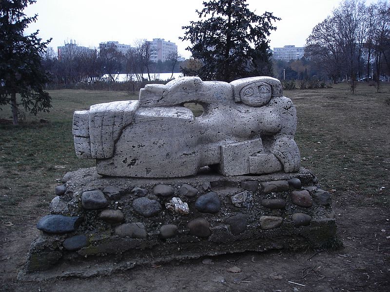 Fișier:Parcul Drumul Taberei 2009 - sculptura-.jpg