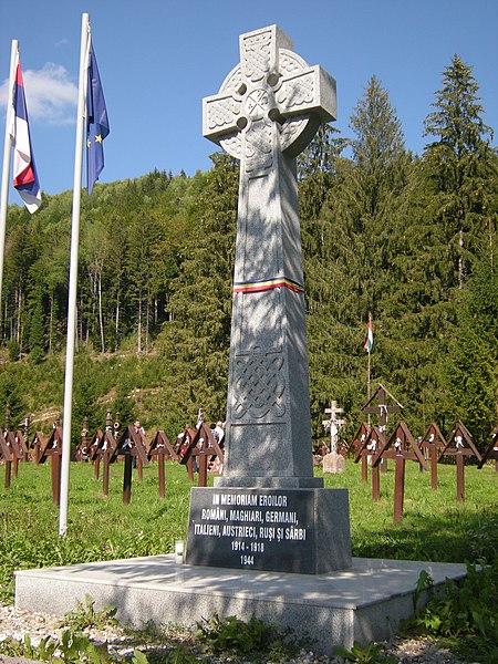 Fișier:Cimitirul Valea Uzului cruce beton.jpg