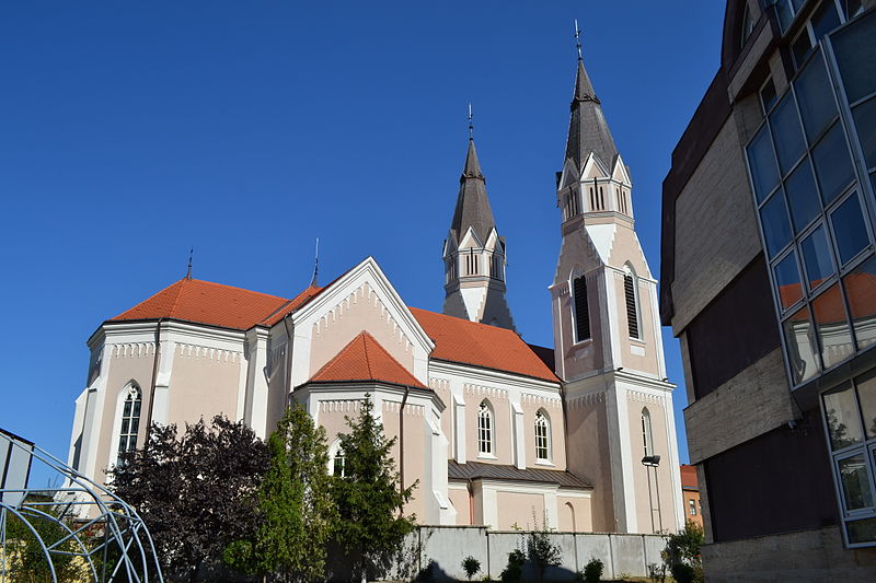 Fișier:Biserica Calvaria Satu Mare - vedere laterala.JPG