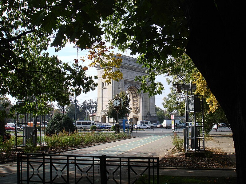 Fișier:Arcul de Triumf - vedere din parcul Herastrau.jpg