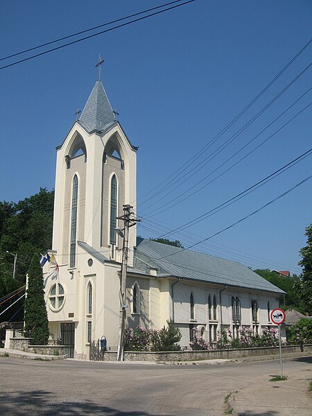 Fișier:Biserica romano-catolica din Pascani2.jpg