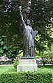 La Liberté éclairant le monde (în română, „Libertatea iluminând lumea”) - Prototipul Statuii Libertății din rada portului New York se află în Jardin du Luxembourg / Grădina Luxemburg, din Paris. Sculptură de Auguste Bartholdi