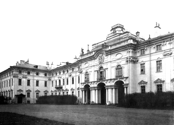 :Strelna palace+.jpg