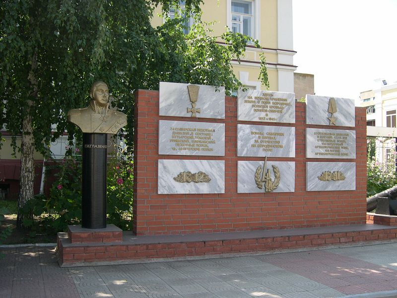 Файл:Памятник Глазенапу.jpg