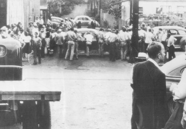 Файл:Police barricade 01.08.1946 (photo by George Hull, from DeRose).png