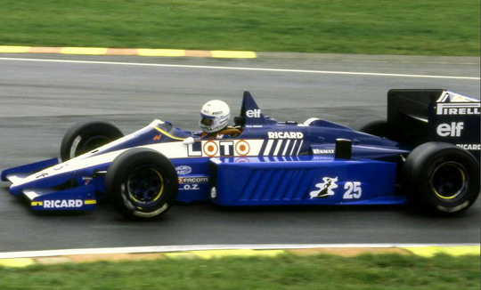 René_Arnoux_Ligier_JS27_Renault_F1_1986_British_GP_Brands_Hatch.jpg