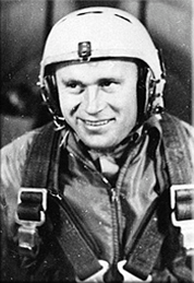 Иван Аникеев во время парашютной тренировки. Фото 1960 года