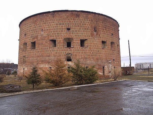 Файл:Small fortress (Gyumri).jpg