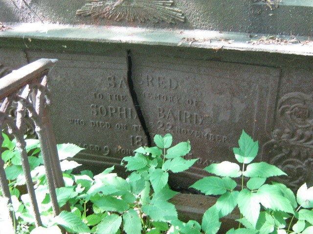 Файл:Baird tomb.jpg