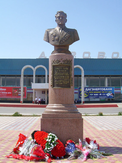 Файл:Памятник Амет-Хану Султану в Махачкалинском аэропорту.jpg