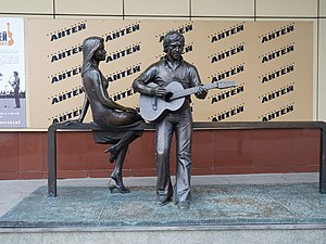 Памятник Владимиру Высоцкому и Марине Влади в Екатеринбурге
