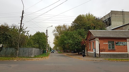 вид со стороны перекрестка с Промышленной улицей справа историческое здание дом № 7 Промышленной улицв